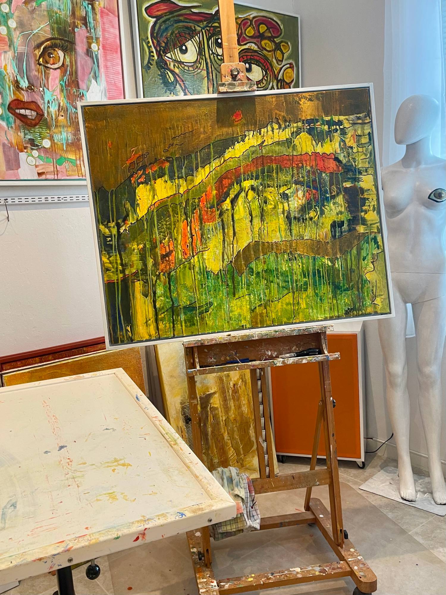 Atelier med staffeli